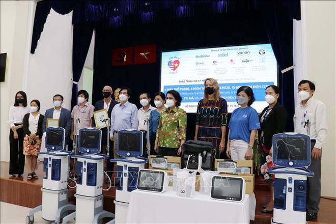AmCham Vietnam donates medical supplies, equipment to HCM City ảnh 1 AmCham Vietnam donates medical supplies, equipment to HCM City ảnh 1