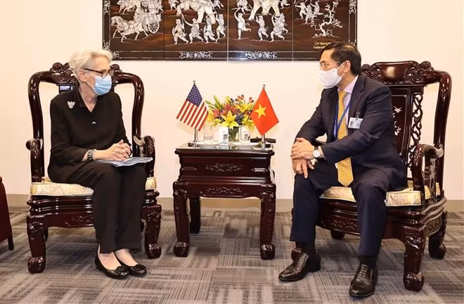 Vietnamese FM holds bilateral meetings with foreign diplomats ảnh 1