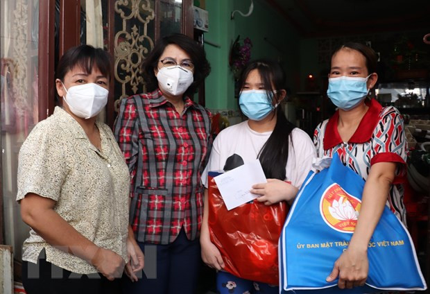 “Lanterns light up dreams” for children during Mid-Autumn Festival ảnh 1