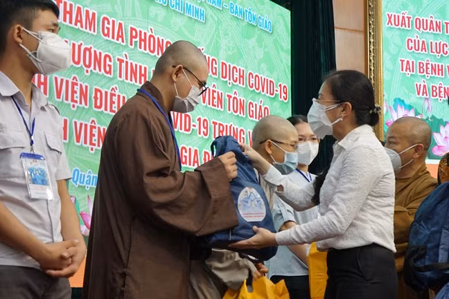 More religious volunteers sent to frontline in COVID-19 fight ảnh 1