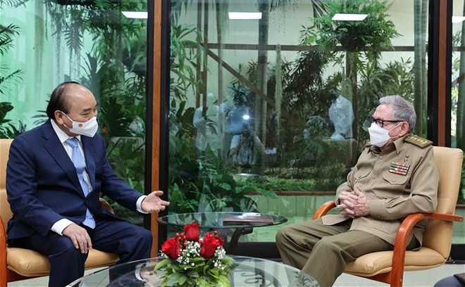President Nguyen Xuan Phuc meets with Gen. Raul Castro Ruz ảnh 1