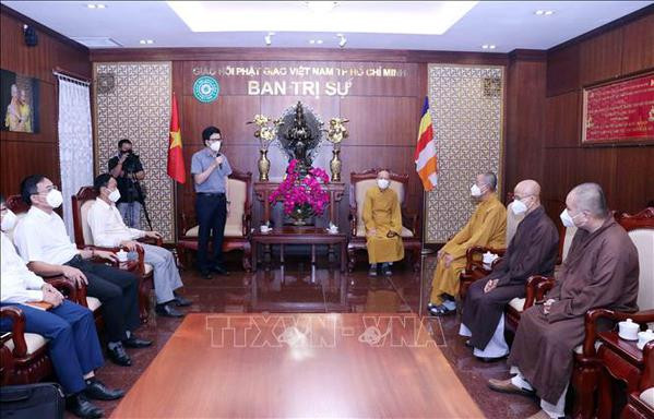 Go'vt committee accompanies Buddhist dignitaries, followers in HCM City COVID-19 fight: Official ảnh 2