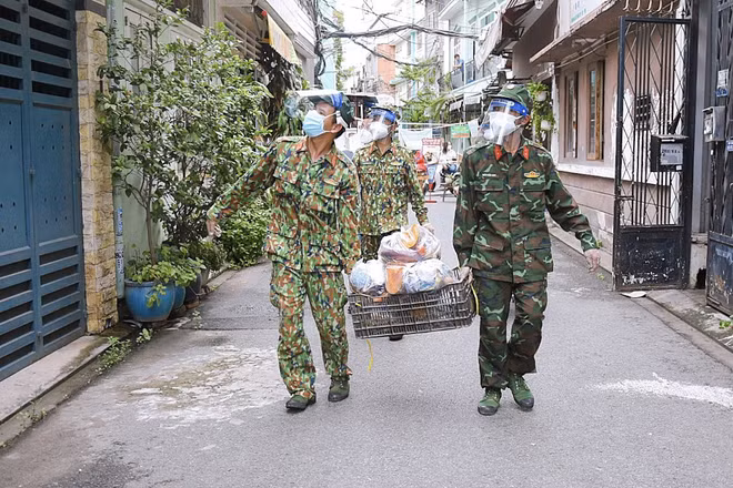 Army continues assisting southern localities’ fight against COVID-19 after September 30 ảnh 1