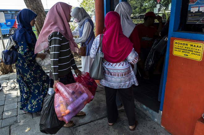 Indonesia applies plastic-waste-for-bus-ride solution ảnh 1 Indonesia applies plastic-waste-for-bus-ride solution ảnh 1