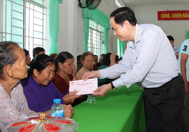 Hau Giang: Gifts presented to help all enjoy happy Tet ảnh 1 Hau Giang: Gifts presented to help all enjoy happy Tet ảnh 1