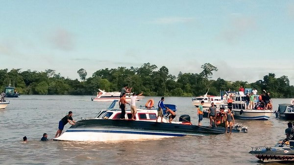 One killed, 12 missing in boat capsize in central Indonesia ảnh 1