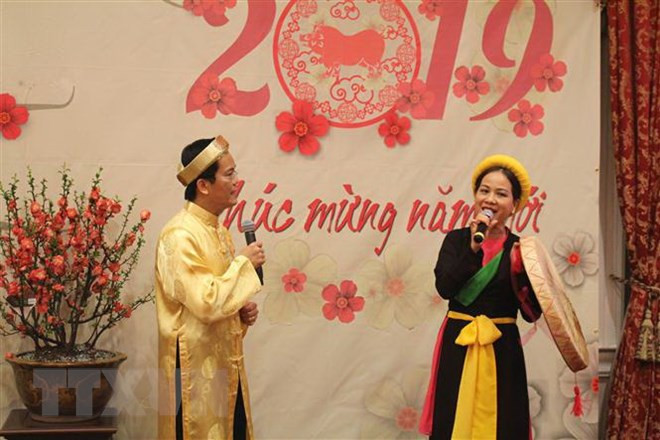 Overseas Vietnamese across continents welcome Year of the Pig ảnh 1