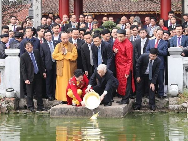 Party, State leader releases carps to bid farewell to Kitchen Gods ảnh 1