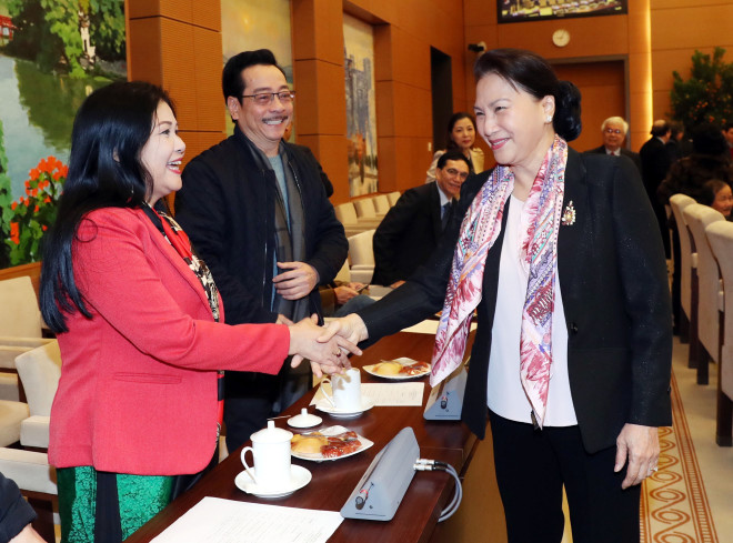 Top legislator meets writers, artists on Lunar New Year ảnh 1