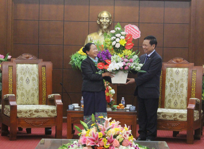 Lao delegation pays Tet visit to Hoa Binh ảnh 1 Lao delegation pays Tet visit to Hoa Binh ảnh 1