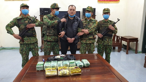 Ha Tinh: Cross-border drug transporter caught with 11 kg of drugs ảnh 1
