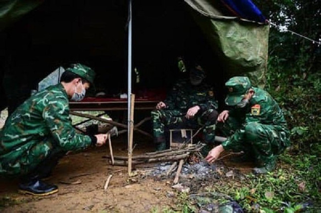 Prime Minister praises public security, miliary forces in COVID-19 fight ảnh 1 Prime Minister praises public security, miliary forces in COVID-19 fight ảnh 1
