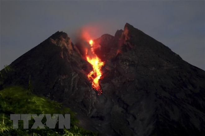 Most active volcano in Indonesia erupts again ảnh 1