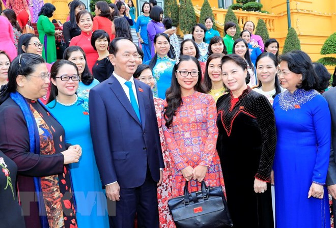 President meets with female deputies of 14th parliament ảnh 1