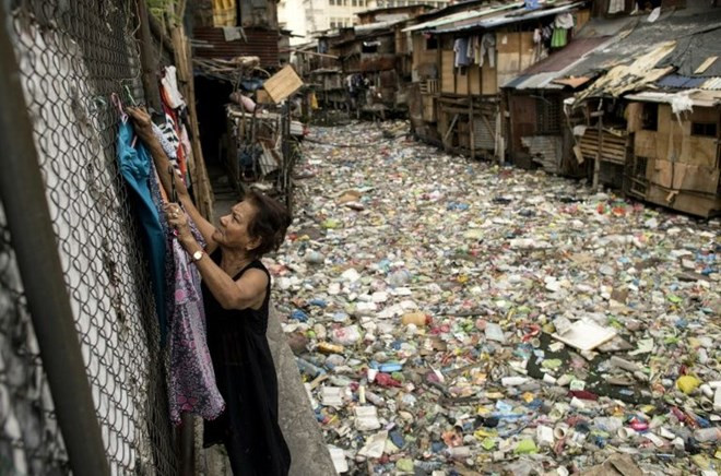 Philippines cleans up plastic trash-choked canal ảnh 1
