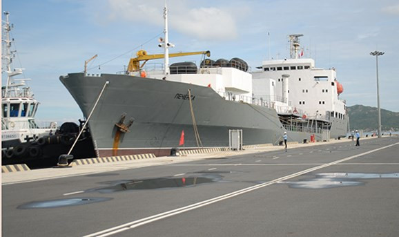 Russian Naval ships anchored at Cam Ranh port, begin Vietnam visit ảnh 1