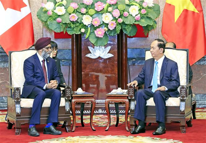 Vietnam provides all means for defence ties with Canada ảnh 1