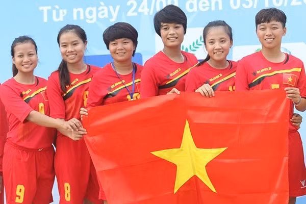 Shuttle-cock team to defend world No 1 title ảnh 1