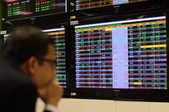 VN-Index dips just below 750 points ảnh 1