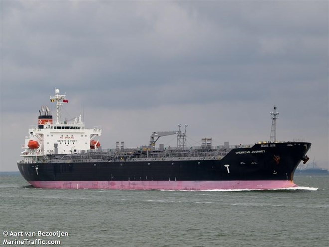 Oil pumped out to rescue vessel Chemroad Journey ảnh 1