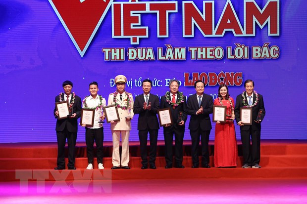Health sector honoured at “Vietnam Glory” programme ảnh 3