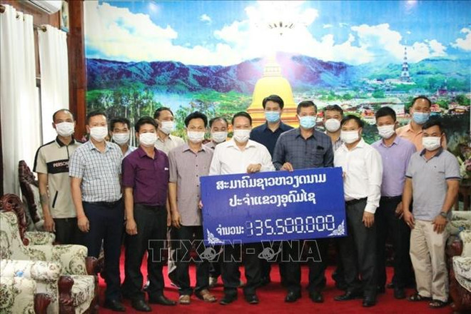 Vietnamese in Laos donate relief supplies to aid local COVID-19 response ảnh 1