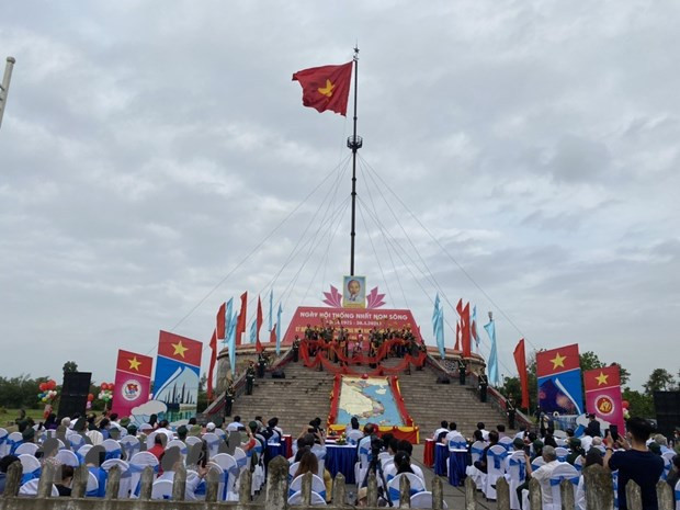 Quang Tri: Flag-raising ceremony held to mark Reunification Day ảnh 1