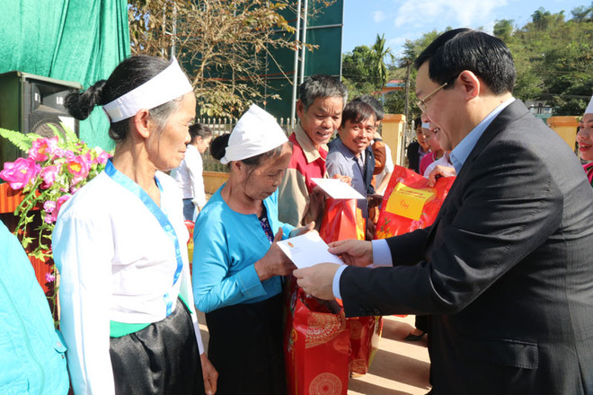 Deputy PM grants Tet gifts to poor households in Hoa Binh ảnh 1 Deputy PM grants Tet gifts to poor households in Hoa Binh ảnh 1