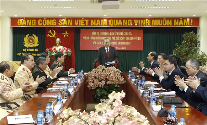 Deputy PM pays pre-Tet visit to departments of public security ministry ảnh 1