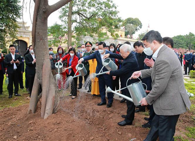 Top leader offers incense to late Kings, martyrs at imperial citadel ảnh 2 Top leader offers incense to late Kings, martyrs at imperial citadel ảnh 2