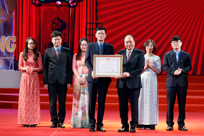 PM Phuc attends ceremony marking 90th anniversary of labour newspaper ảnh 1 PM Phuc attends ceremony marking 90th anniversary of labour newspaper ảnh 1