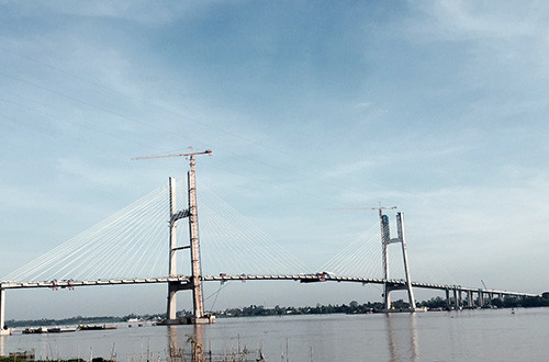 Dong Thap: Final sections of Cao Lanh bridge joined ảnh 1