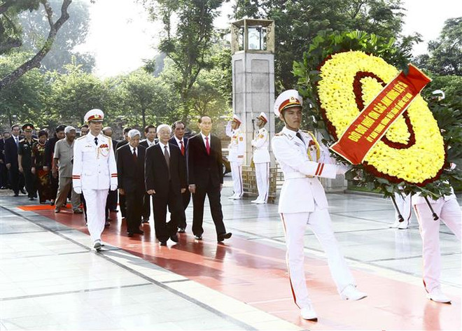National leaders pay tribute to late leader, martyrs on National Day ảnh 1