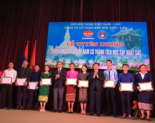 Outstanding Lao students honoured in Hanoi ảnh 1