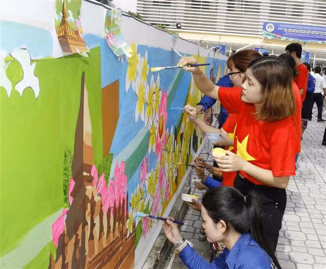 Vietnamese, Lao youths gather at friendship meeting in Hanoi ảnh 2