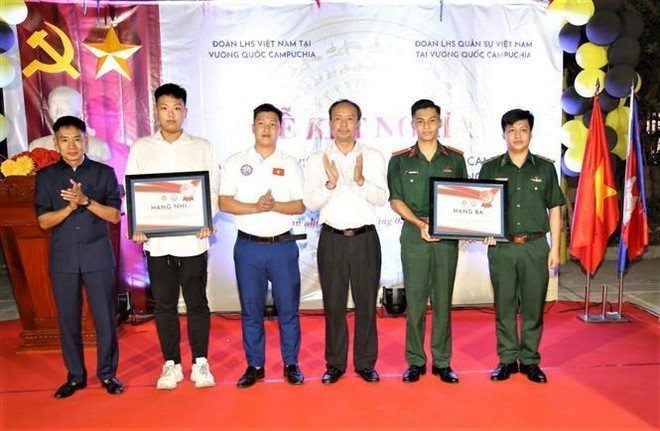 Vietnamese students in Cambodia enhance solidarity through exchange activities ảnh 1