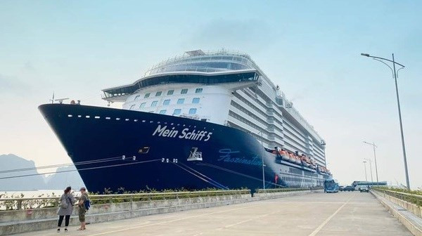 Cruise ship brings more than 2,000 int’l visitors to Ha Long ảnh 1 Cruise ship brings more than 2,000 int’l visitors to Ha Long ảnh 1