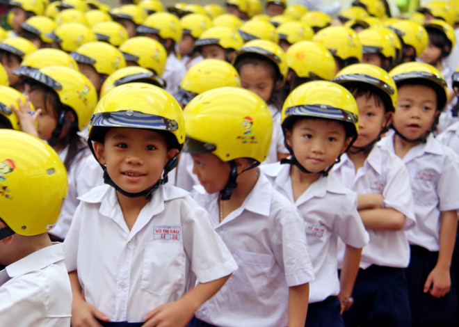 Nearly 3,300 qualified helmets given to primary students in Gia Lai ảnh 1 Nearly 3,300 qualified helmets given to primary students in Gia Lai ảnh 1