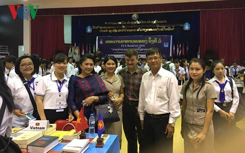 ASEAN writers talk reading books in Laos ảnh 1