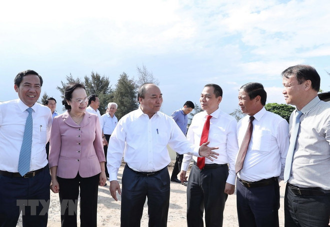 PM hopes for Vingroup’s contributions to domestic auto industry ảnh 1