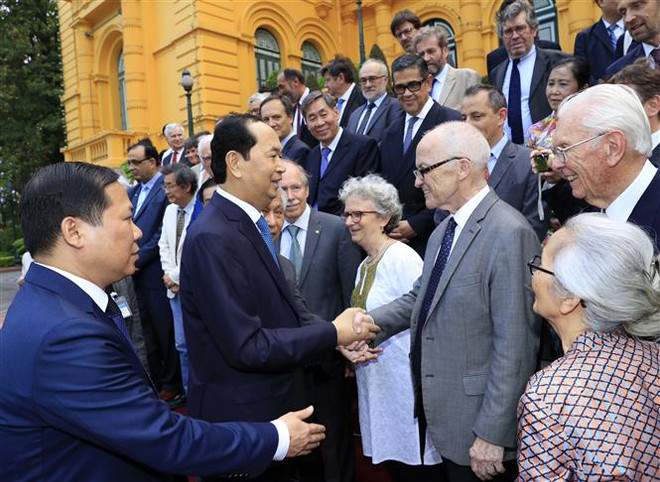 President meets Vietnamese, foreign scientists ảnh 1