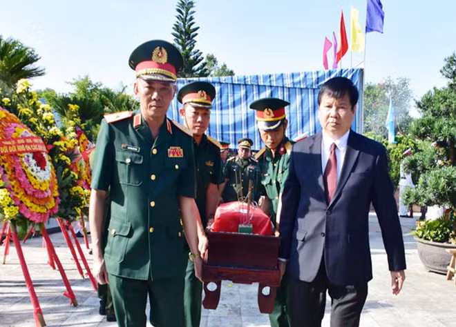 Thua Thien-Hue reburies remains of 11 voluntary soldiers found in Laos ảnh 1