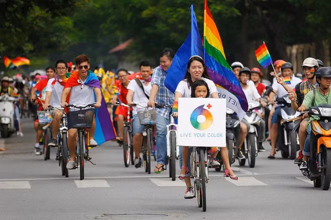 Rainbow flag movements make inroads in Vietnam ảnh 3