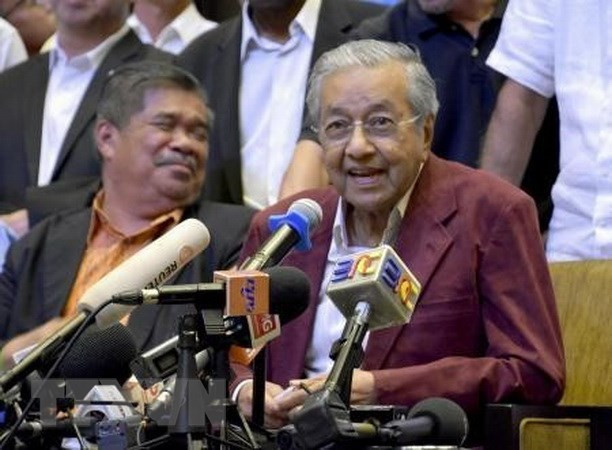 PM Nguyen Xuan Phuc congratulates Malaysian counterpart ảnh 1