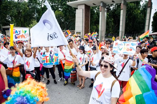 Rainbow flag movements make inroads in Vietnam ảnh 1