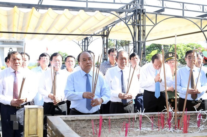 Prime Minister pays tribute to martyrs in Quang Tri ảnh 1 Prime Minister pays tribute to martyrs in Quang Tri ảnh 1