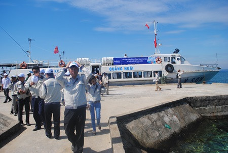 Boat rides re-open for Ly Son visitors ảnh 1