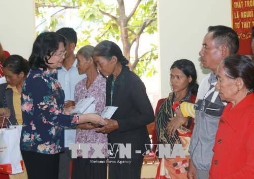 Vice President presents gifts to policy beneficiaries in Dak Nong ảnh 1 Vice President presents gifts to policy beneficiaries in Dak Nong ảnh 1