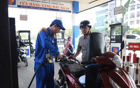 Fuel prices fall following global trend ảnh 1