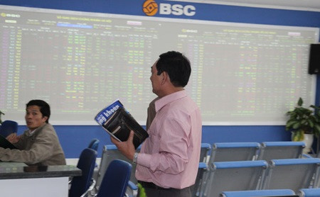 Vinamilk leads market rebound ảnh 1